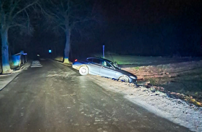 {Funkcjonariusze z Warmińsko-Mazurskiego Oddziału Straży Granicznej w przydrożnym rowie znaleźli samochód BMW.}