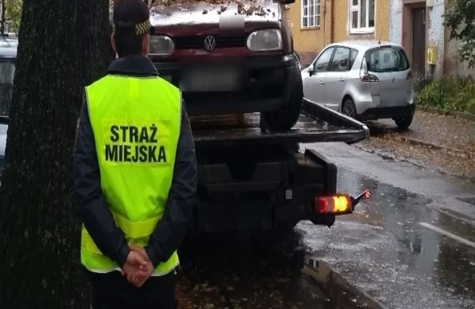 Straż Miejska usunęła wrak zajmujący miejsce przy ul. Reymonta w Olsztynie.