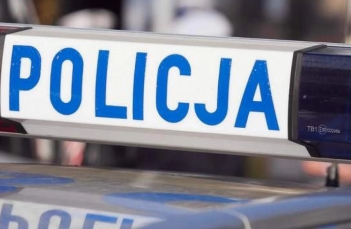 {Oficer dyżurny oleckiej policji został powiadomiony o wypadku, do którego doszło na obwodnicy Olecka w miejscowości Sedranki.  Natychmiast na miejsce skierowano służby ratunkowe.}